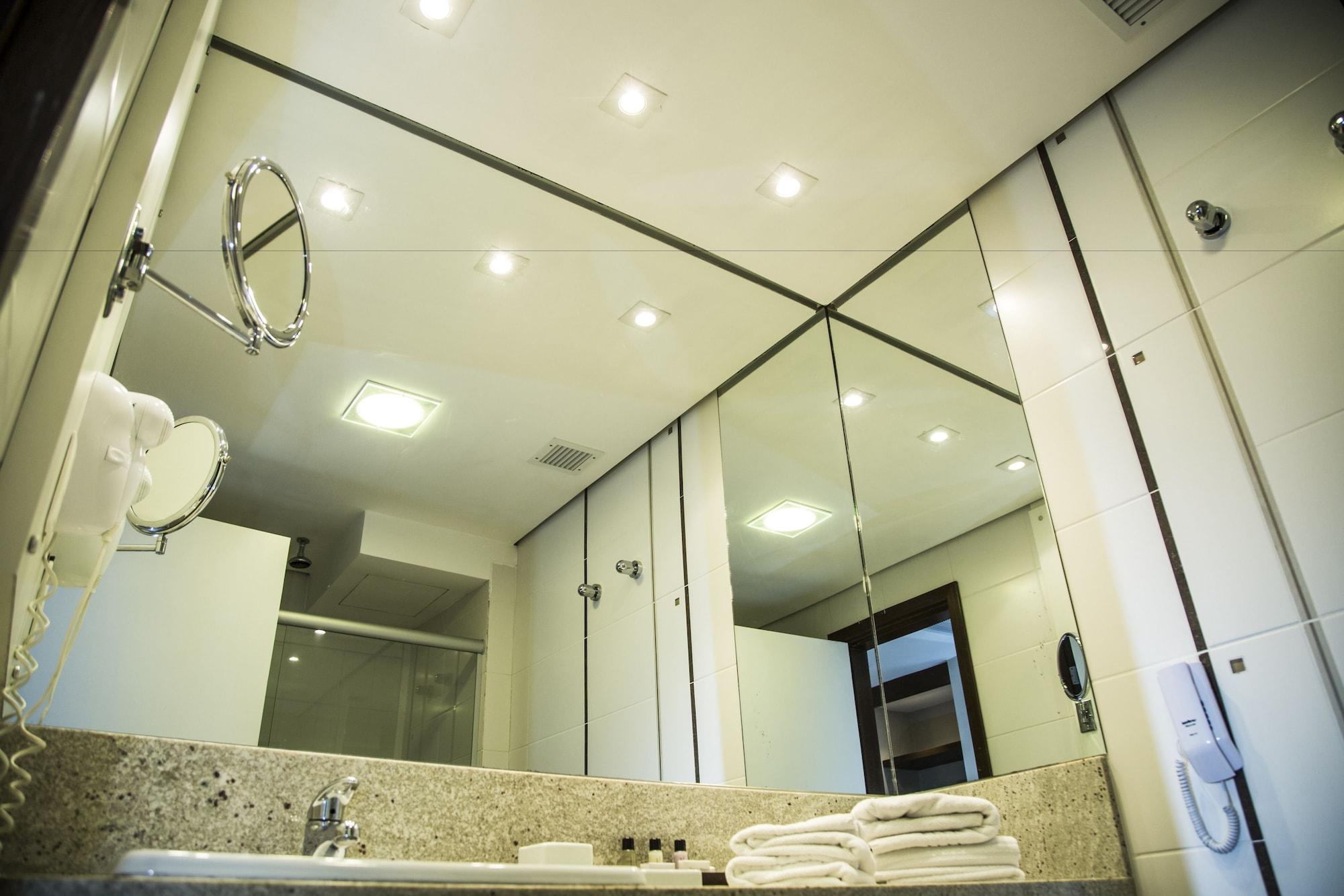 Parque Balneario Hotel Santos By Castelo Itaipava Ngoại thất bức ảnh Bathroom mirrors