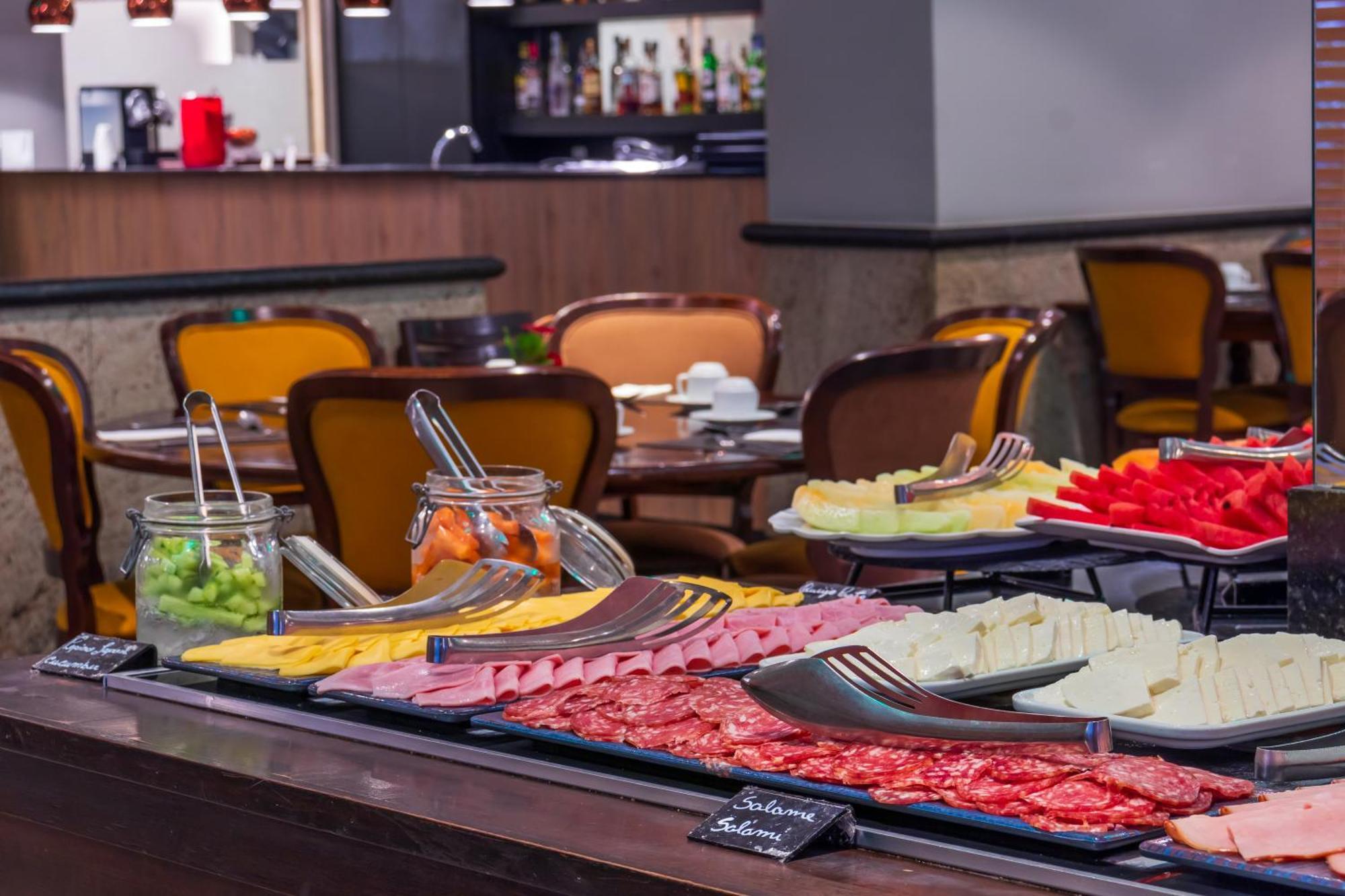 Parque Balneario Hotel Santos By Castelo Itaipava Ngoại thất bức ảnh A buffet at a hotel
