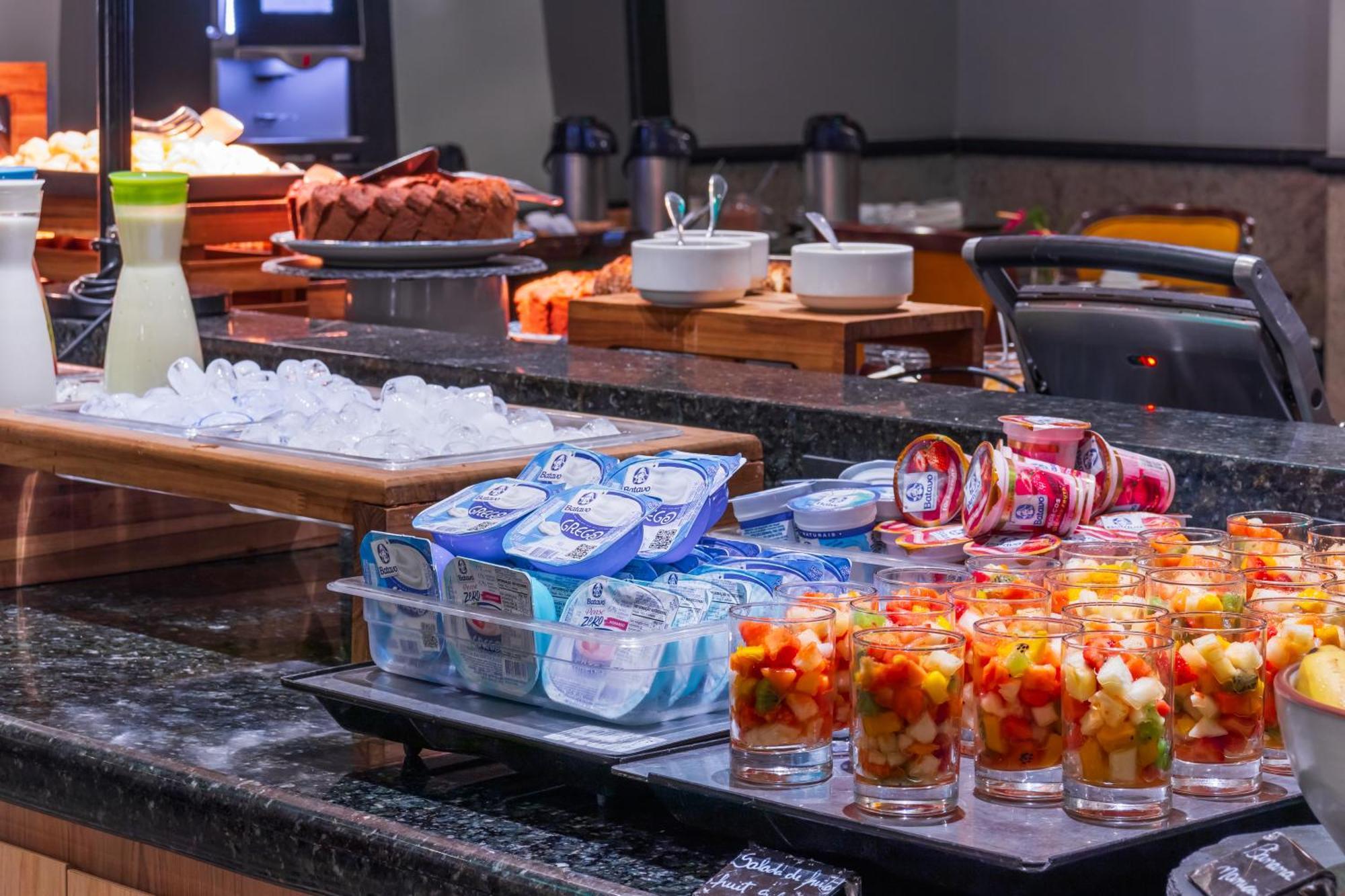 Parque Balneario Hotel Santos By Castelo Itaipava Ngoại thất bức ảnh A buffet at a hotel